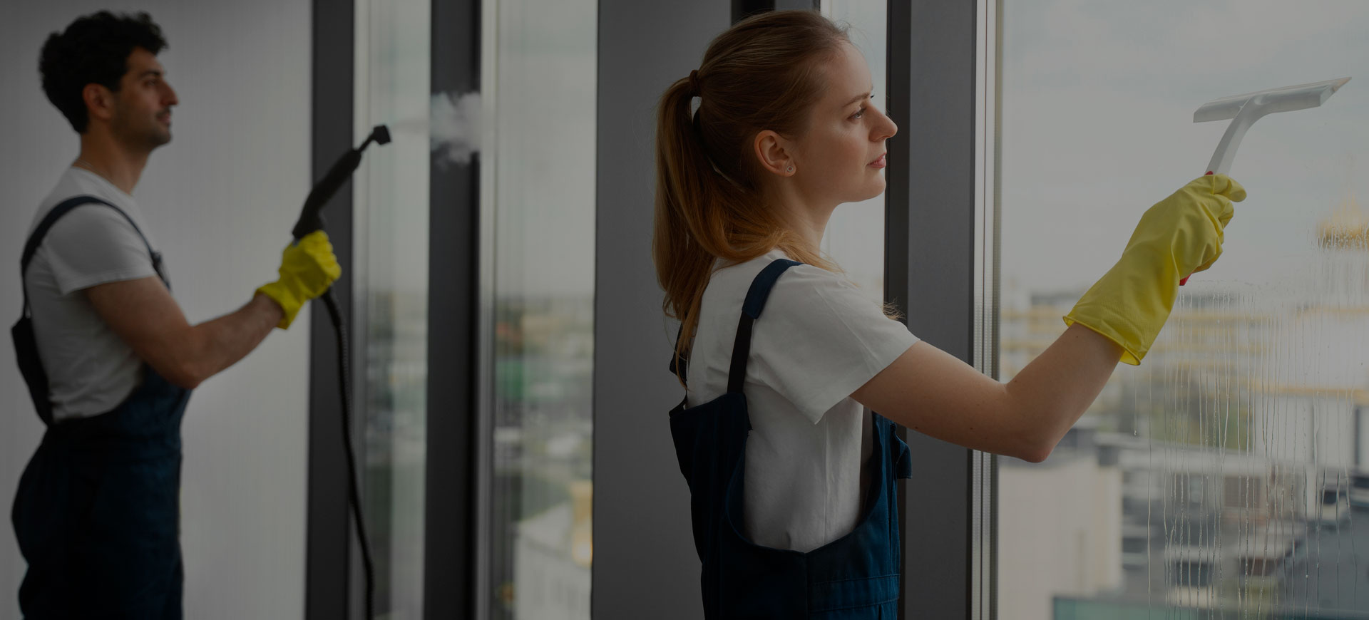 Agents de nettoyage professionnel Belga Clean lavant des vitres de bureau